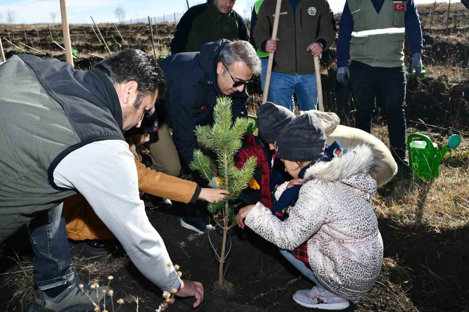 ARDAHAN'DA ÖĞRENCİLER FİDAN DİKTİ. (OLGUN YILDIZ/ARDAHAN-İHA)