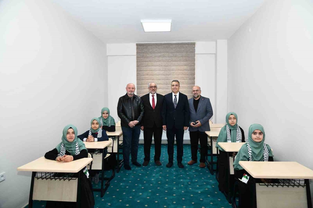 ARDAHAN VALİSİ HAYRETTİN ÇİÇEK, NAFİYE YILDIZ HAFIZLIK KIZ KUR’AN KURSU’NUN AÇILIŞ TÖRENİNE...