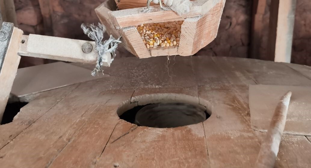 ARDANUÇ’UN TORBALI KÖYÜNDEKİ 80 YILLIK SU DEĞİRMENİ, KÖYLÜ YÜCEL DEMİR’İN BAKIMINI ÜSTLENMESİ...