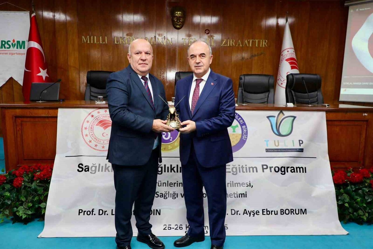 ARI YETİŞTİRİCİLERİ BİRLİĞİ BAŞKANI AKIN ÇİFTÇİ VE VALİ MUAMMER EROL (SAĞDA)