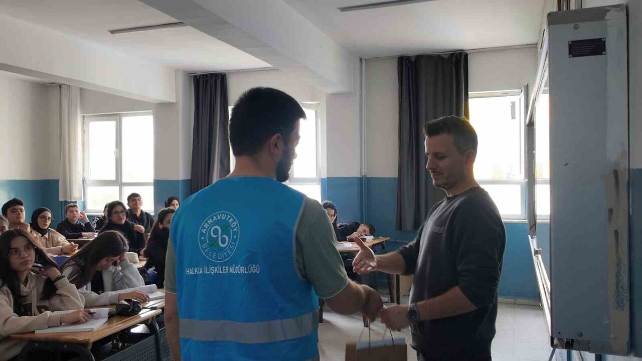 ARNAVUTKÖY BELEDİYESİ, ÖĞRETMENLER GÜNÜ’NDE İLÇEDEKİ TÜM OKULLARI ZİYARET EDEREK DERS BAŞINDAKİ...