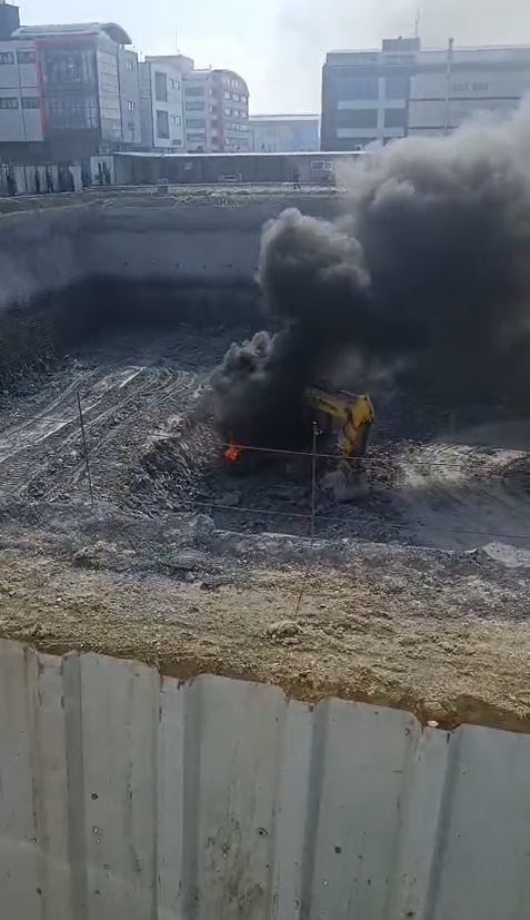ARNAVUTKÖY’DE İNŞAAT ALANINDA BULUNAN BİR İŞ MAKİNESİNDE HENÜZ BİLİNMEYEN BİR NEDENLE YANGIN...
