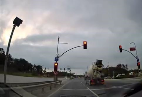 ARNAVUTKÖY’DE KIRMIZI IŞIKTA DURMAYAN BETON MİKSERİ KAVŞAKTAN HIZLA GEÇEREK FACİAYA DAVETİYE...