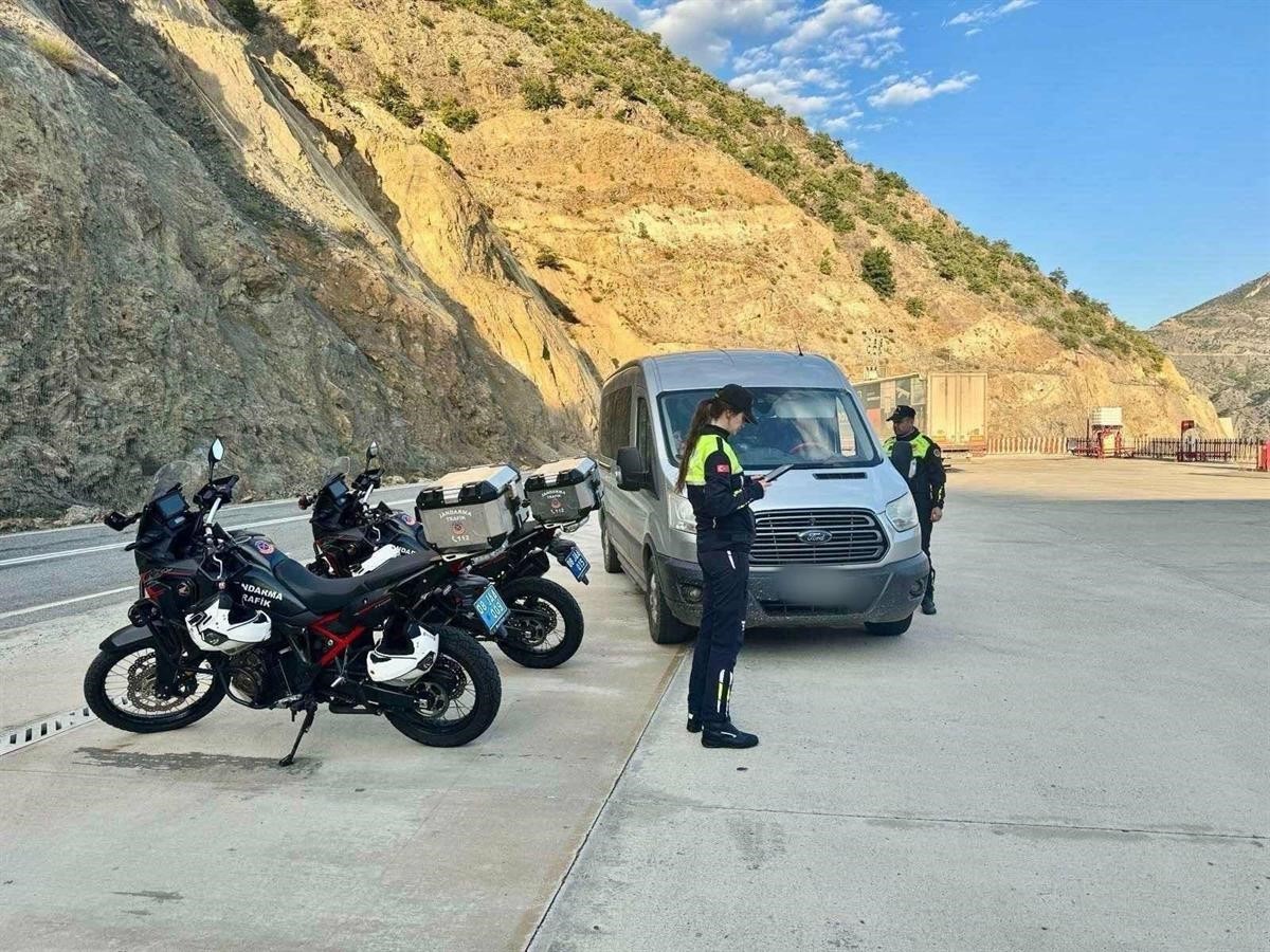 ARTVİN İL JANDARMA KOMUTANLIĞI TRAFİK TİMLERİ, EKİM AYI BOYUNCA KENT GENELİNDE GERÇEKLEŞTİRDİĞİ...