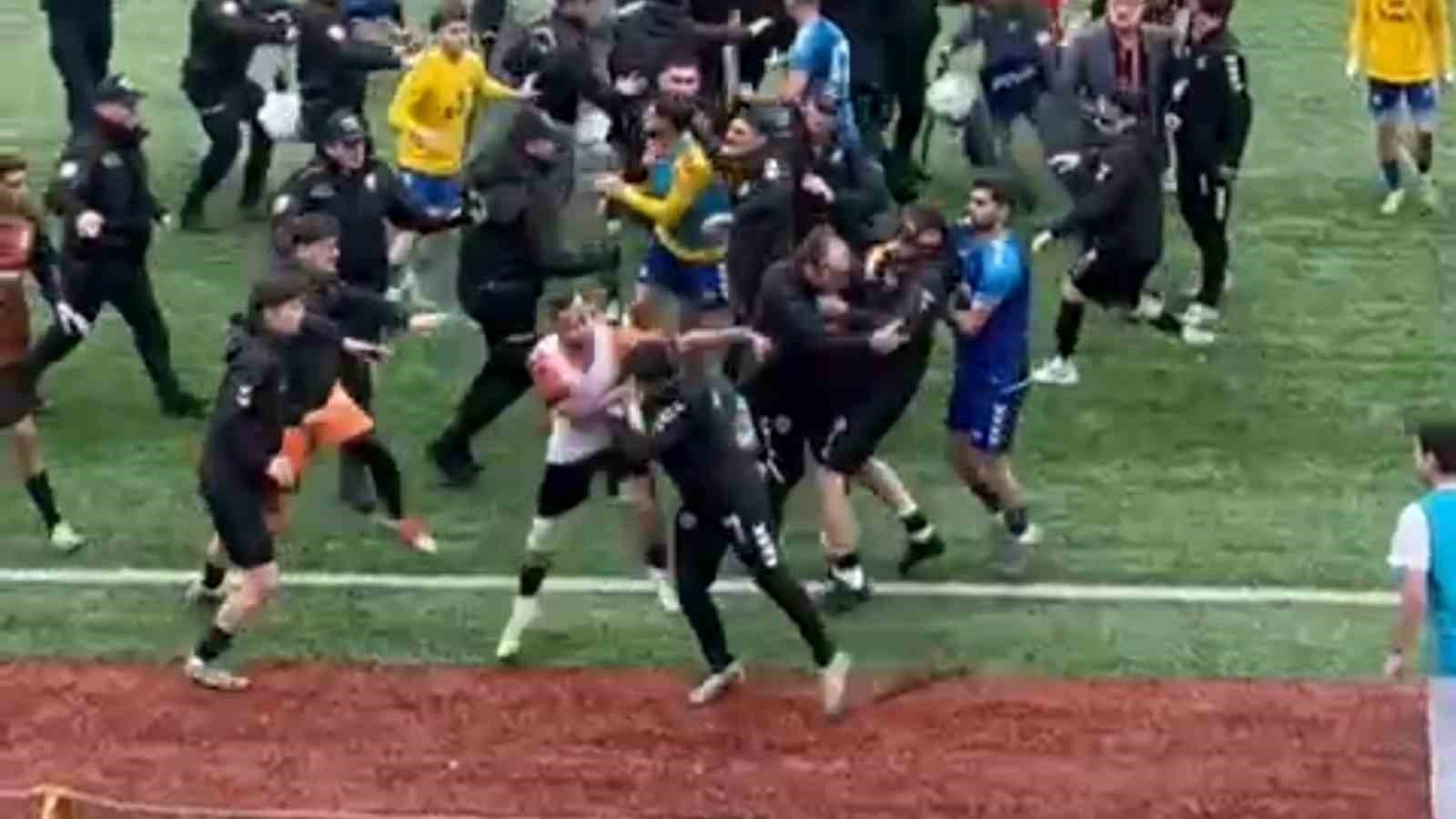 ARTVİN’İN MURGUL İLÇESİNDE OYNANAN BÖLGESEL AMATÖR LİG (BAL) KARŞILAŞMASINDA ÇIKAN OLAYLAR FUTBOL...