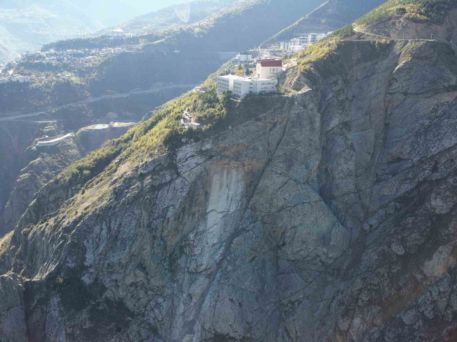 ARTVİN’İN YENİMAHALLE MAHALLESİ’NDE UÇURUMUN KENARINA İNŞA EDİLEN AYHAN ŞAHENK ANADOLU LİSESİ’NDE...