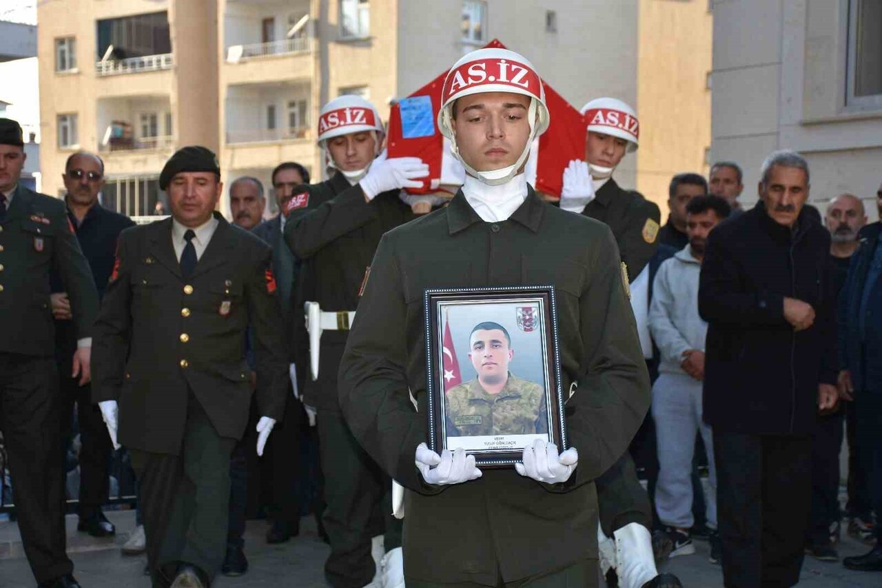 ASKERİ GÖREVİNİ YAPTIĞI SIRADA RAHATSIZLIK SONUCU HAYATINI KAYBEDEN PİYADE ER YUSUF GÖNLÜAÇIK, SON...