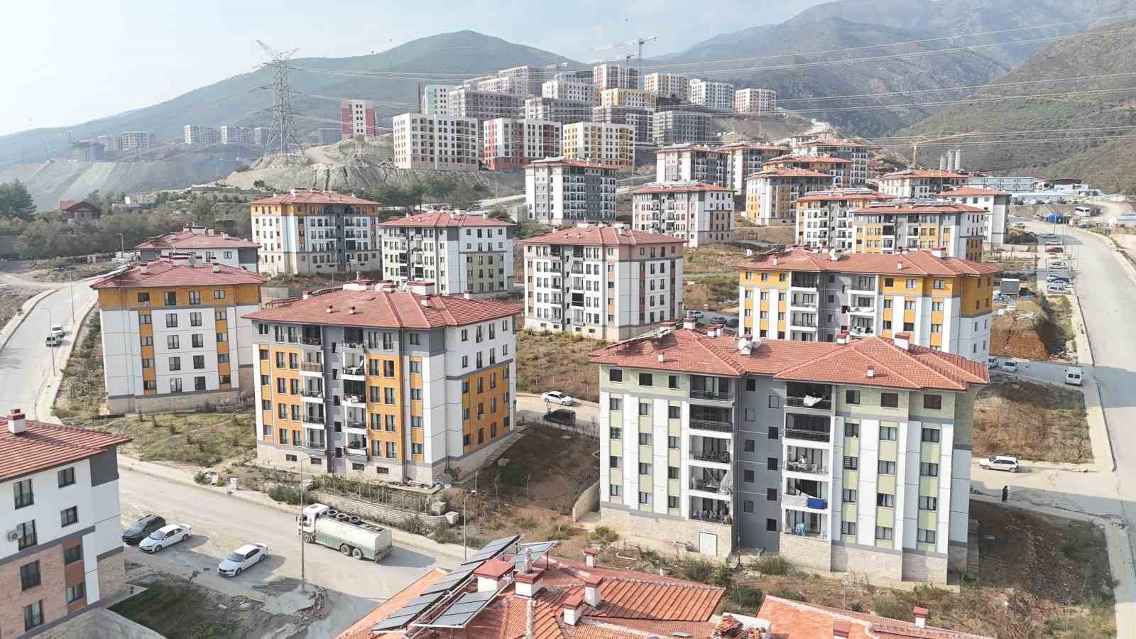 ASRIN FELAKETİNİN ARDINDAN İNŞA ÇALIŞMALARININ SÜRDÜĞÜ HATAY’DA, DEPREM KONUTLARI YÜKSELMEYE DEVAM...