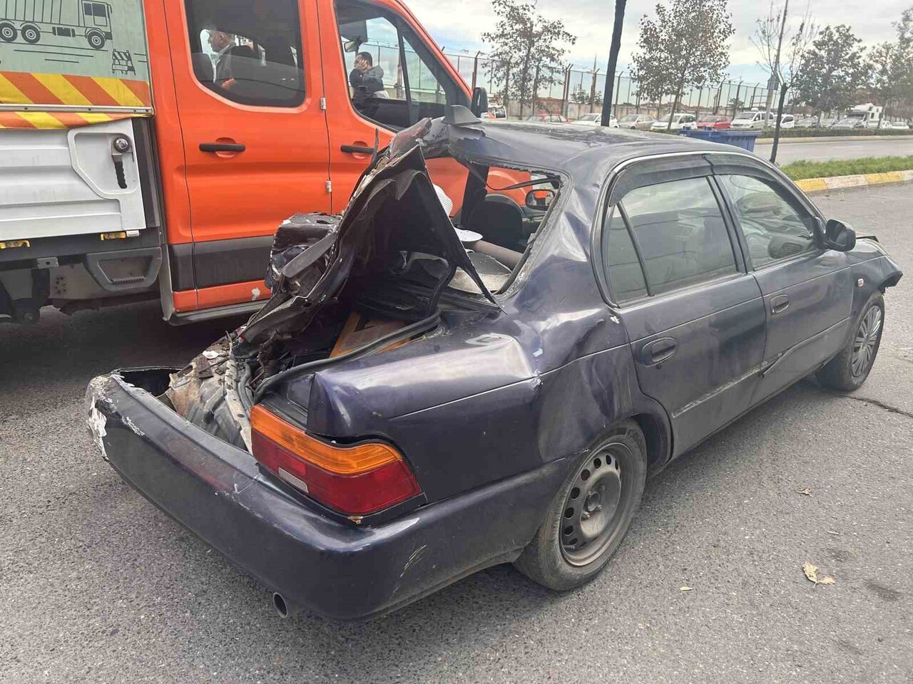 ATAŞEHİR'DE YAĞIŞ NEDENİYLE DİREKSİYON HAKİMİYETİNİ KAYBEDEN OTOMOBİL, 3 ARACA BİRDEN ÇARPARAK...