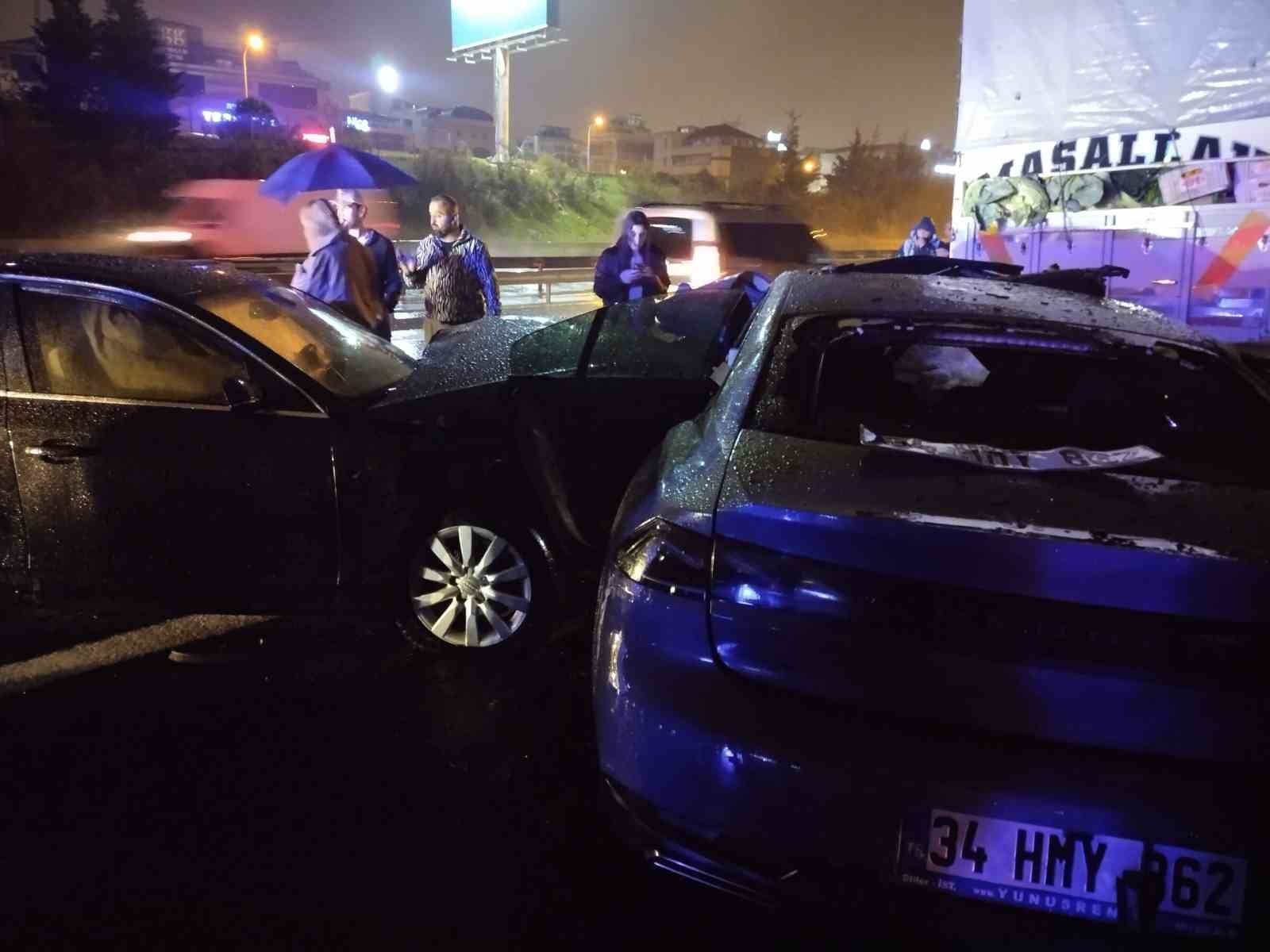 ATAŞEHİR'DE ZİNCİRLEME TRAFİK KAZASI : 6 YARALI