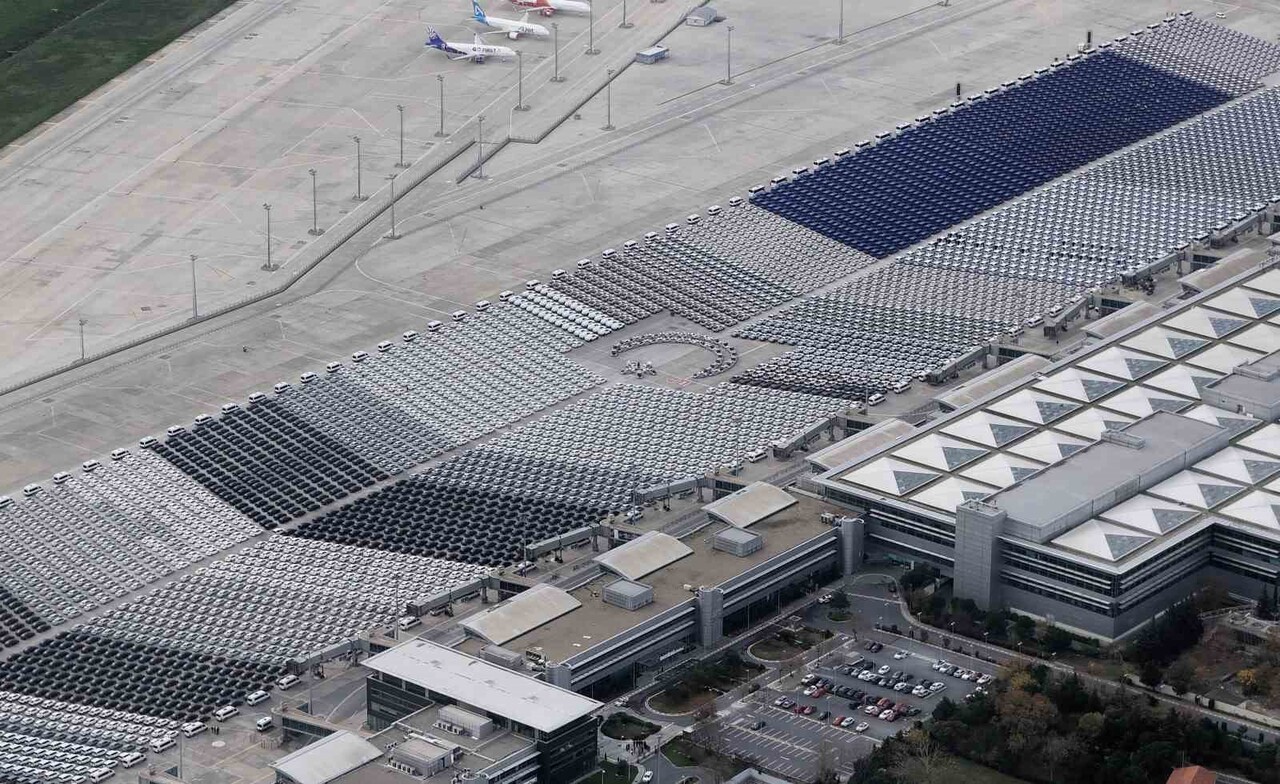 ATATÜRK HAVALİMANI’NDA TESLİME HAZIR BİNLERCE ARAÇ TEK KAREDE GÖRÜNTÜLENDİ