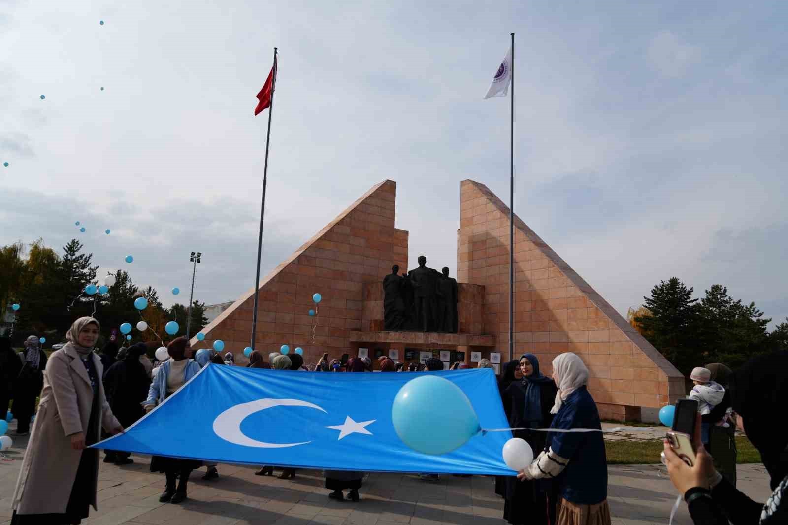 ATATÜRK ÜNİVERSİTESİ İLAHİYAT FAKÜLTESİ ÖĞRENCİLERİ, GÖKYÜZÜNE MAVİ BEYAZ BALONLAR BIRAKARAK DOĞU...