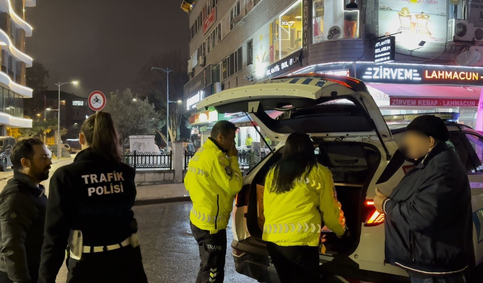 AVCILAR'DA KENDİSİNE ÇARPIP KAÇAN SÜRÜCÜYÜ ALKOLLÜ SANAN VATANDAŞ, YAKALAYIP ARABASININ ANAHTARINI...