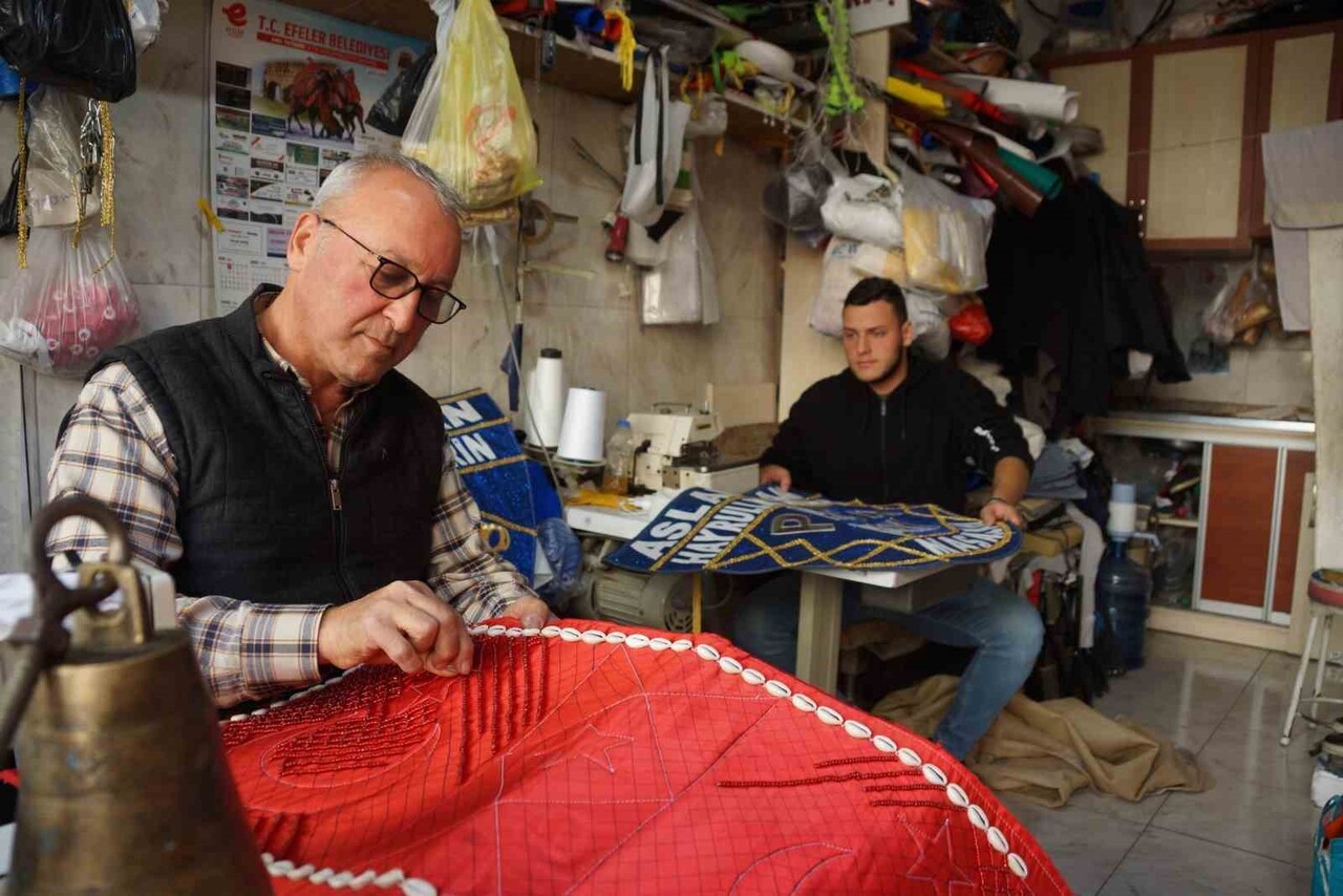 AYDIN'DA 40 YILDIR SARAÇLIK YAPAN SÜLEYMAN KORAK, BİR DEVEYİ SÜSLEMENİN MALİYETİNİN 30 BİN TL'YE...