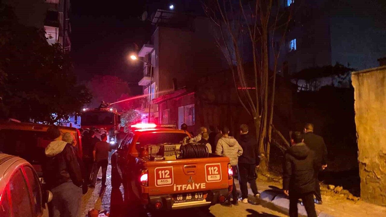 AYDIN'IN EFELER İLÇESİNDE MEYDANA GELEN YANGINDA BÜYÜK ÇAPTA MADDİ HASAR MEYDANA GELİRKEN, EV...