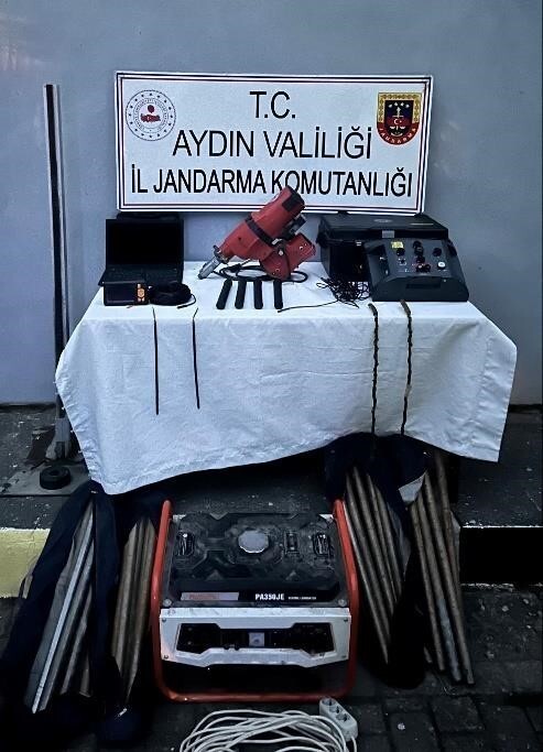 AYDIN'IN GERMENCİK İLÇESİNDE KAÇAK KAZI YAPAN 5 KİŞİ, JANDARMA EKİPLERİNCE SUÇÜSTÜ...