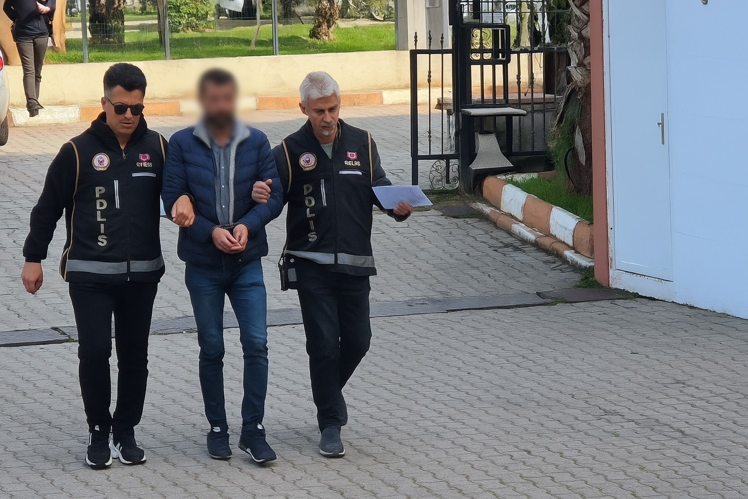 AYDIN'IN NAZİLLİ İLÇESİNDE BİR MARKETİN ÖNÜNDE ÇIKAN TARTIŞMA KANLI BİTERKEN, İŞLETMECİYİ...