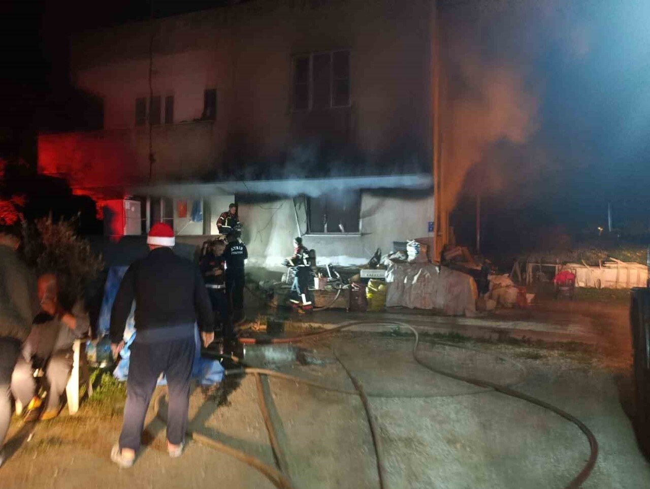 AYDIN'IN SULTANHİSAR İLÇESİNDE BİR EVDE SOBADAN KAYNAKLI YANGIN ÇIKARKEN, ALEVLERİ SÖNDÜRMEK...