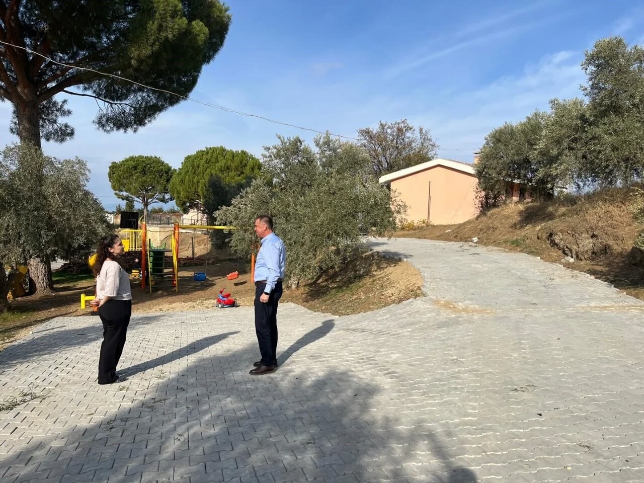 AYDIN'IN YENİPAZAR İLÇESİNDE YOL SORUNLARI ÇÖZÜME KAVUŞURKEN, BELEDİYE EKİPLERİ MAHALLELERDE PARKE...