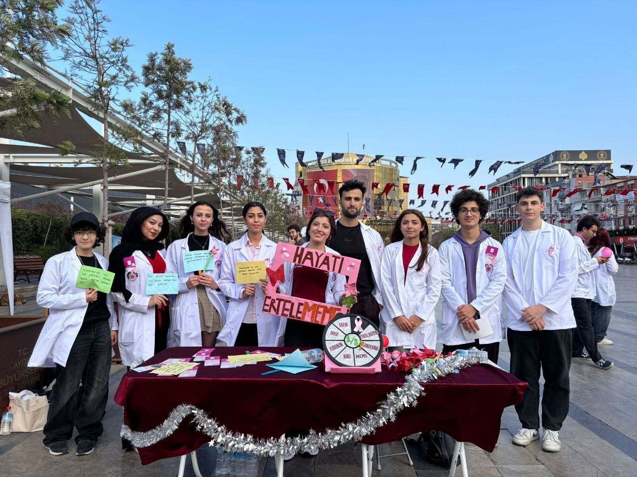 AYDIN ADNAN MENDERES ÜNİVERSİTESİ'NDE (ADÜ) EĞİTİM GÖREN GENÇ HEKİM ADAYLARI, “HAYATI ERTELEME”...