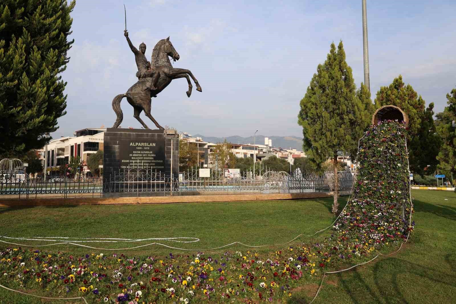 AYDIN BÜYÜKŞEHİR BELEDİYESİ, KENDİ FİDANLIKLARINDA YETİŞTİRDİĞİ 350 BİN MEVSİMLİK ÇİÇEKLE KENTİN...