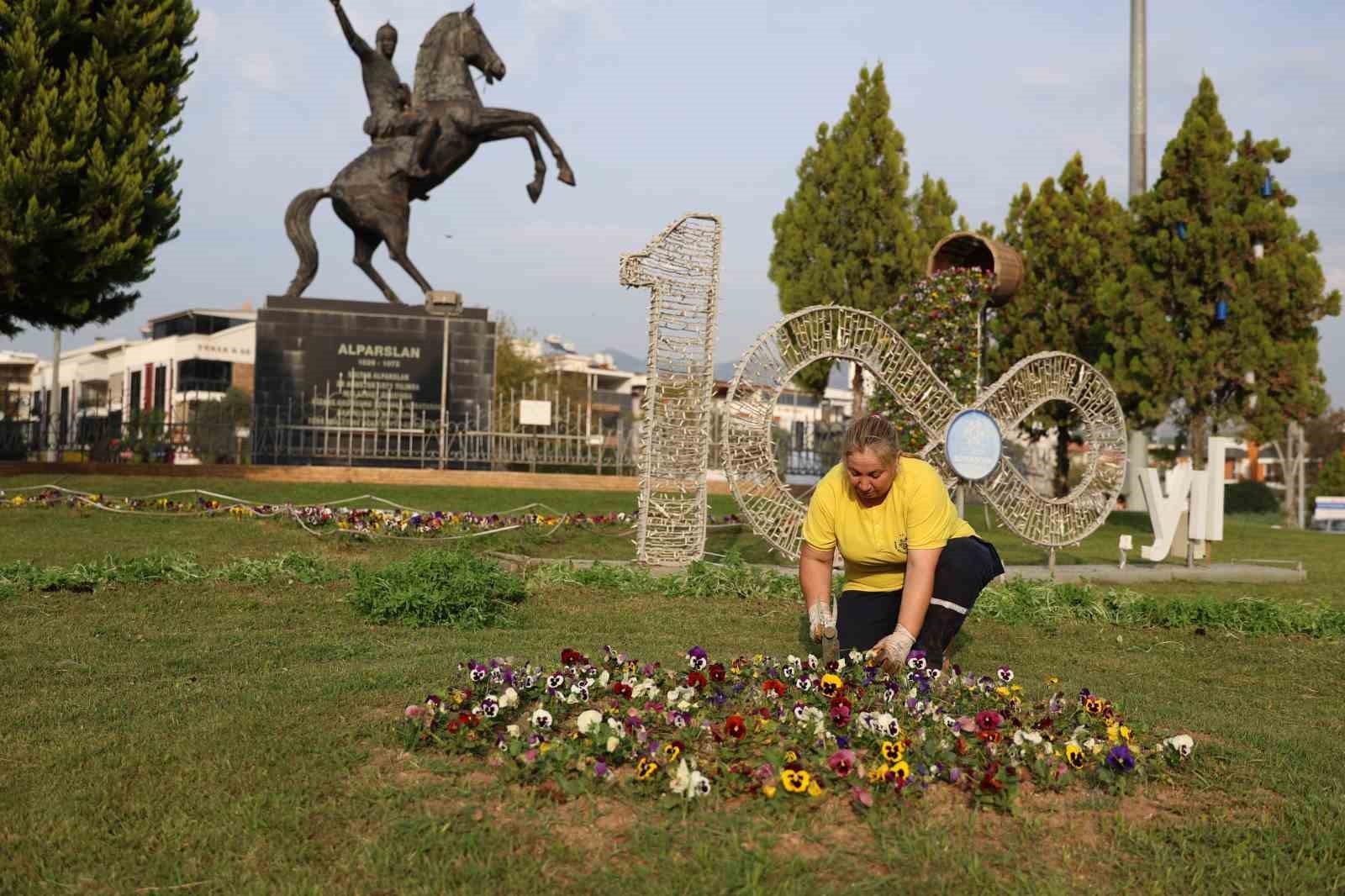 AYDIN BÜYÜKŞEHİR BELEDİYESİ, KENDİ FİDANLIKLARINDA YETİŞTİRDİĞİ 350 BİN MEVSİMLİK ÇİÇEKLE KENTİN...