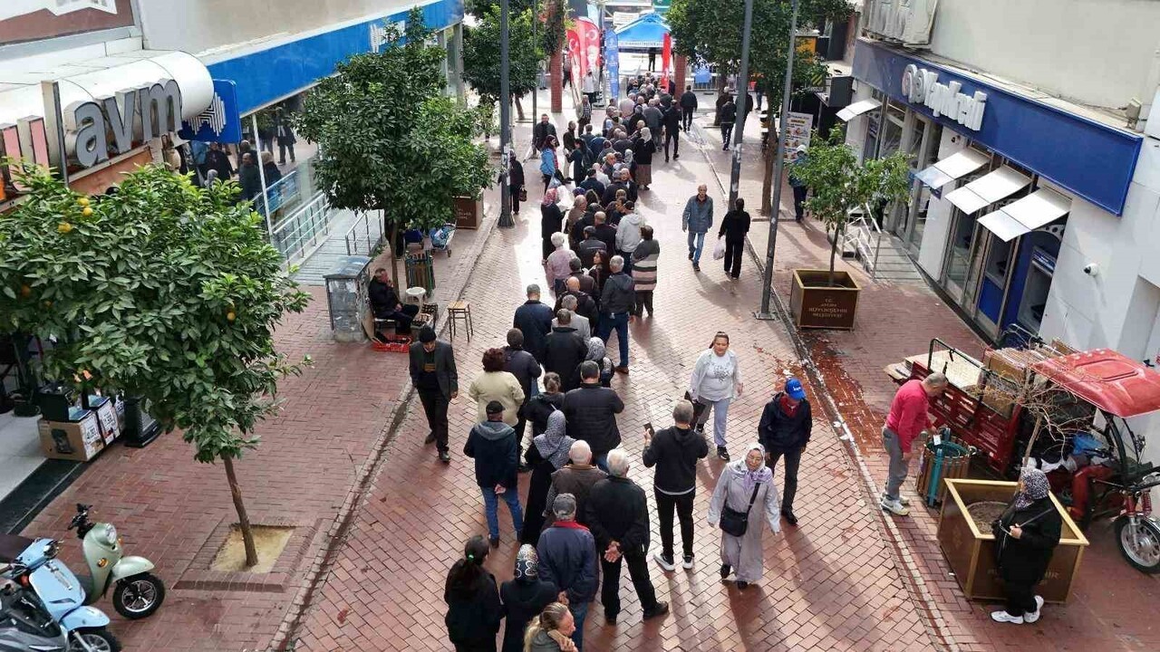 AYDIN BÜYÜKŞEHİR, BİNLERCE FİDEYİ NAZİLLİ’DE VATANDAŞLARA DAĞITTI