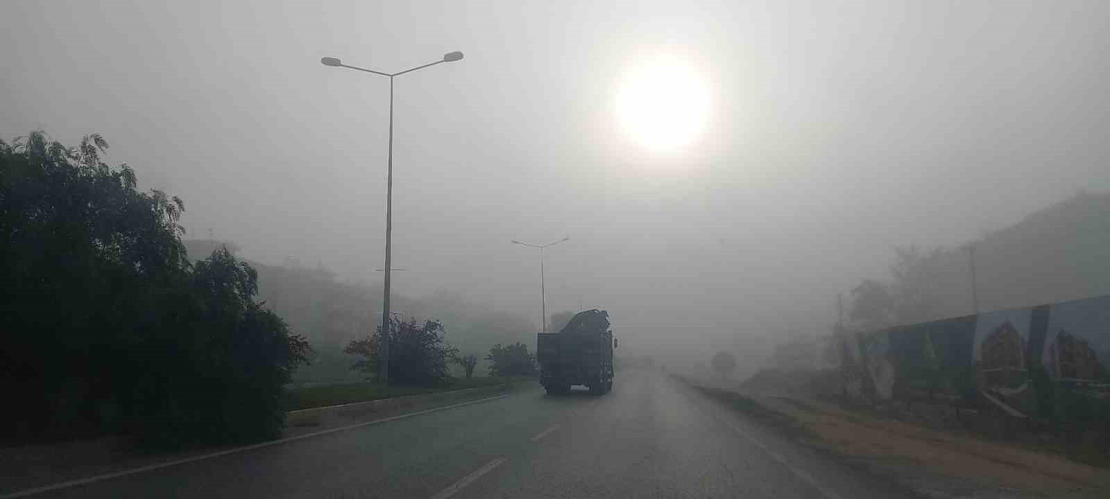 AYDIN-ÇİNE KARAYOLU’NDA SABAH SAATLERİNDE ETKİLİ OLAN YOĞUN SİS, SÜRÜCÜLERE ZOR ANLAR...