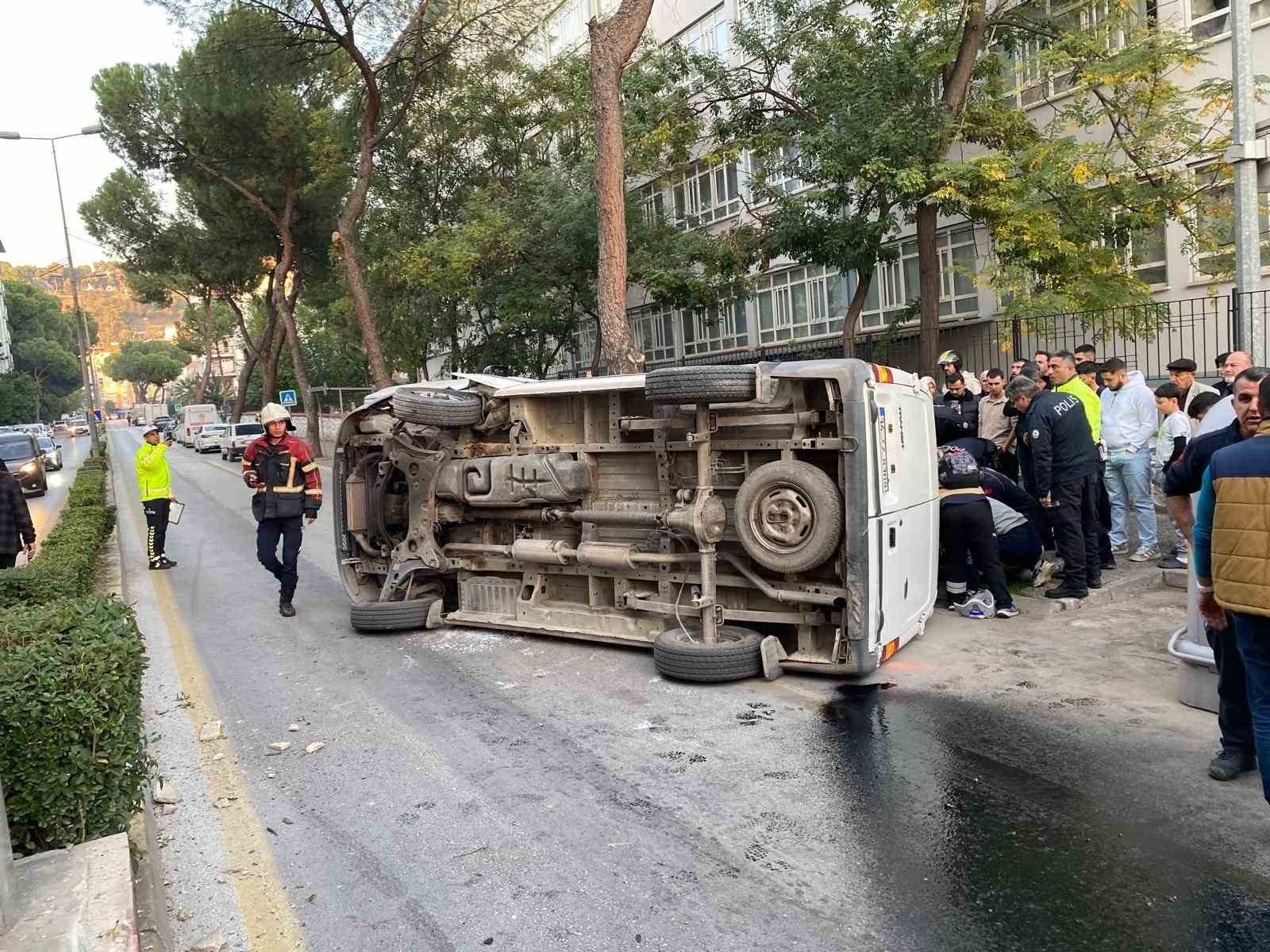 AYDIN’IN EFELER İLÇESİNDE KALDIRIMA ÇARPARAK TAKLA ATAN VE ARDINDAN PARK HALİNDEKİ BİR ARACA...