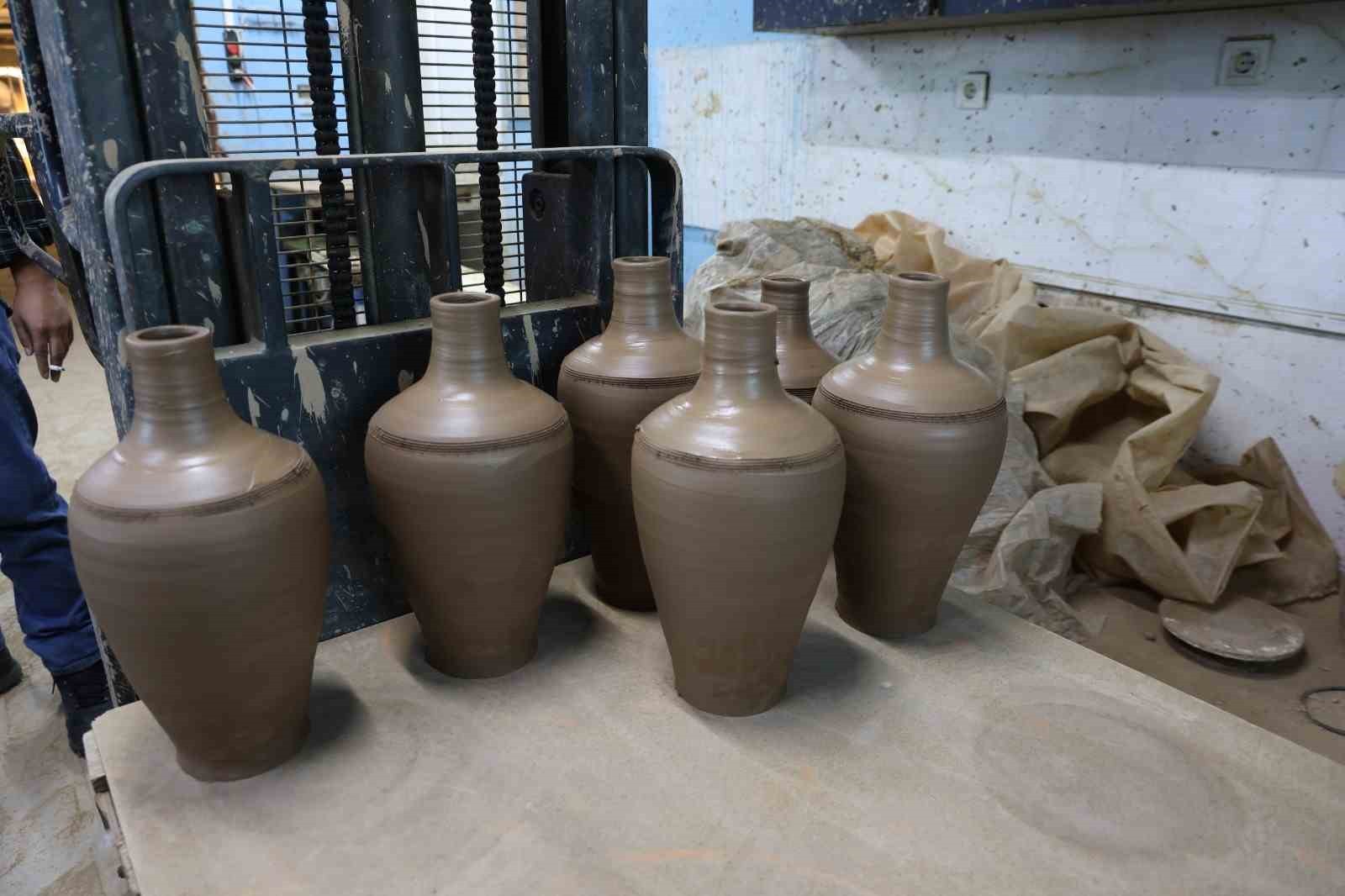 AYDIN’IN EFELER İLÇESİNDE YAŞAYAN VE ATALARINDAN ÖĞRENDİĞİ ÇÖMLEK USTALIĞINI ÇOCUKLARINA AKTARAN...