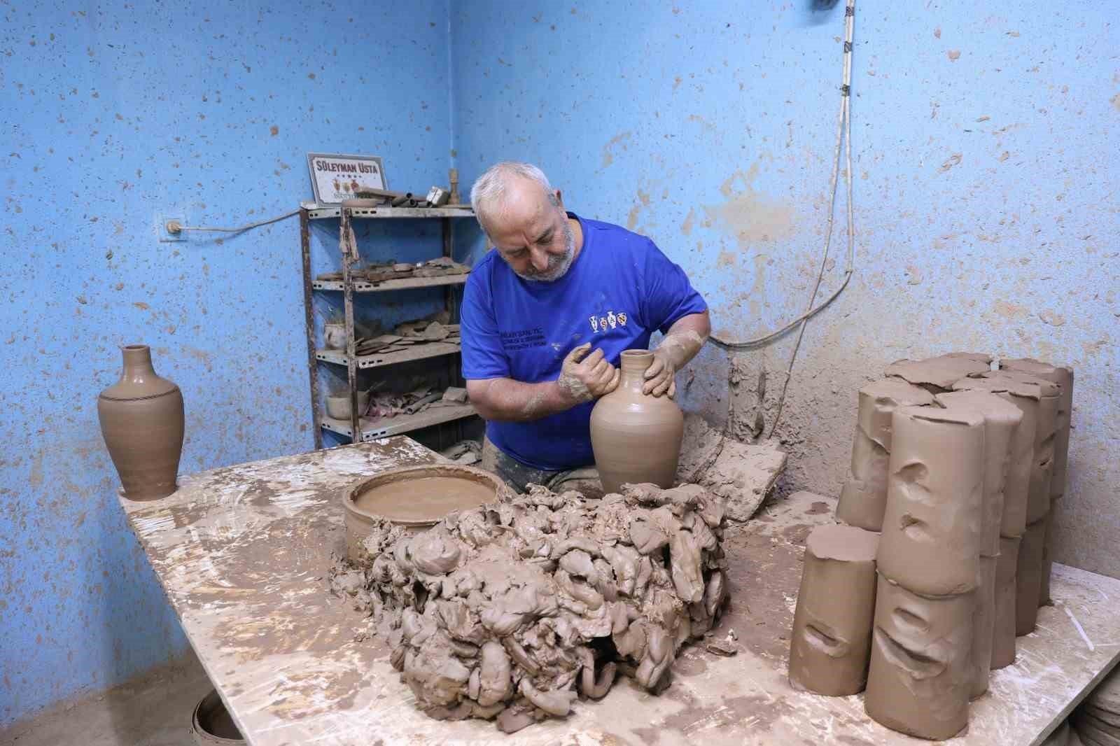 AYDIN’IN EFELER İLÇESİNDE YAŞAYAN VE ATALARINDAN ÖĞRENDİĞİ ÇÖMLEK USTALIĞINI ÇOCUKLARINA AKTARAN...