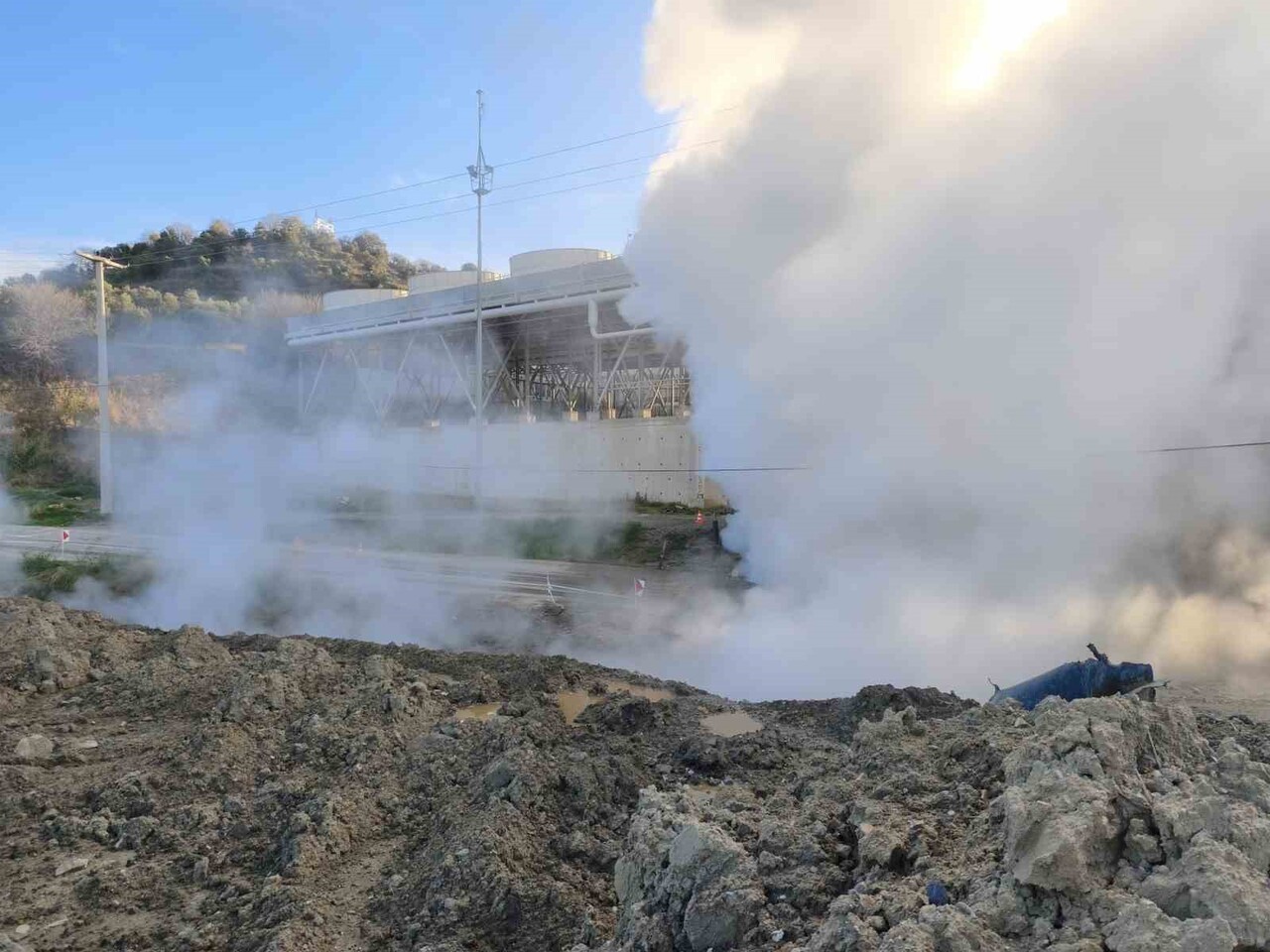 AYDIN’IN GERMENCİK İLÇESİNDE JEOTERMAL AKIŞKAN İLETİM HATTINDA PATLAMA OLDU. GERMENCİK-BOZKÖY...