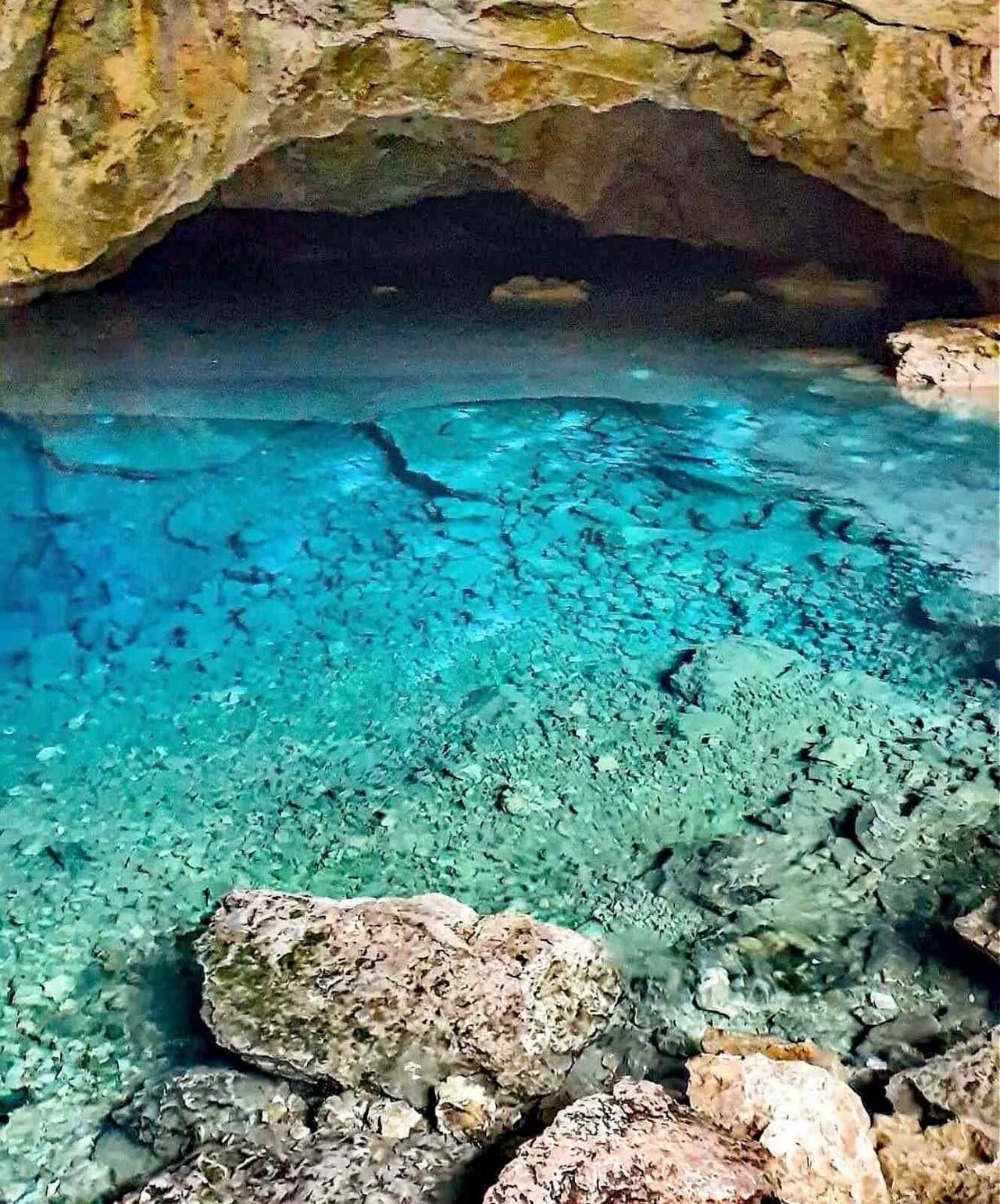 AYDIN’IN KUŞADASI İLÇESİNDE BULUNAN ZEUS MAĞARASI, MİTOLOJİNİN İZLERİNİ VE SERİN SULARINI...