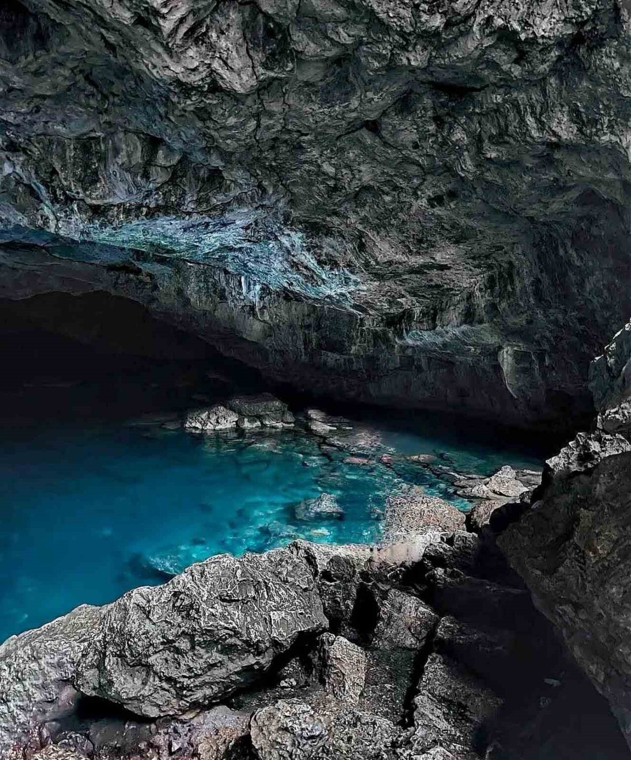 AYDIN’IN KUŞADASI İLÇESİNDE BULUNAN ZEUS MAĞARASI, MİTOLOJİNİN İZLERİNİ VE SERİN SULARINI...