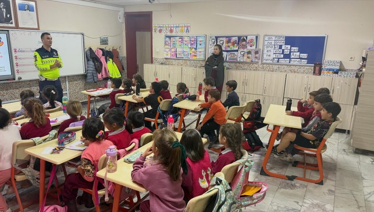 AYDIN’IN SULTANHİSAR İLÇESİ SAVATLI MAHALLESİ'NDEKİ SALAVATLI İLKOKULU'NDA JANDARMA TRAFİK...