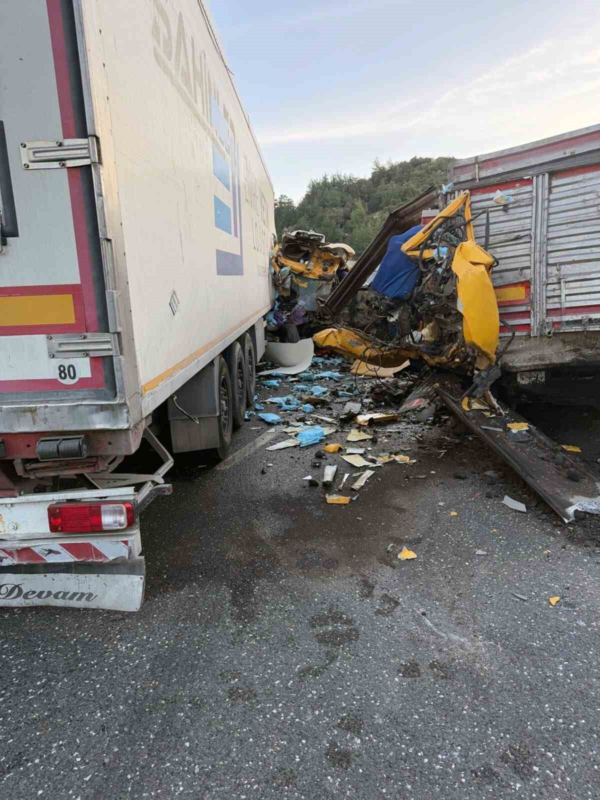 AYDIN-MUĞLA KARAYOLUNDA MEYDANA GELEN İKİ TIR’IN KARIŞTIĞI KAZADA SÜRÜCÜLER YARALANDI....