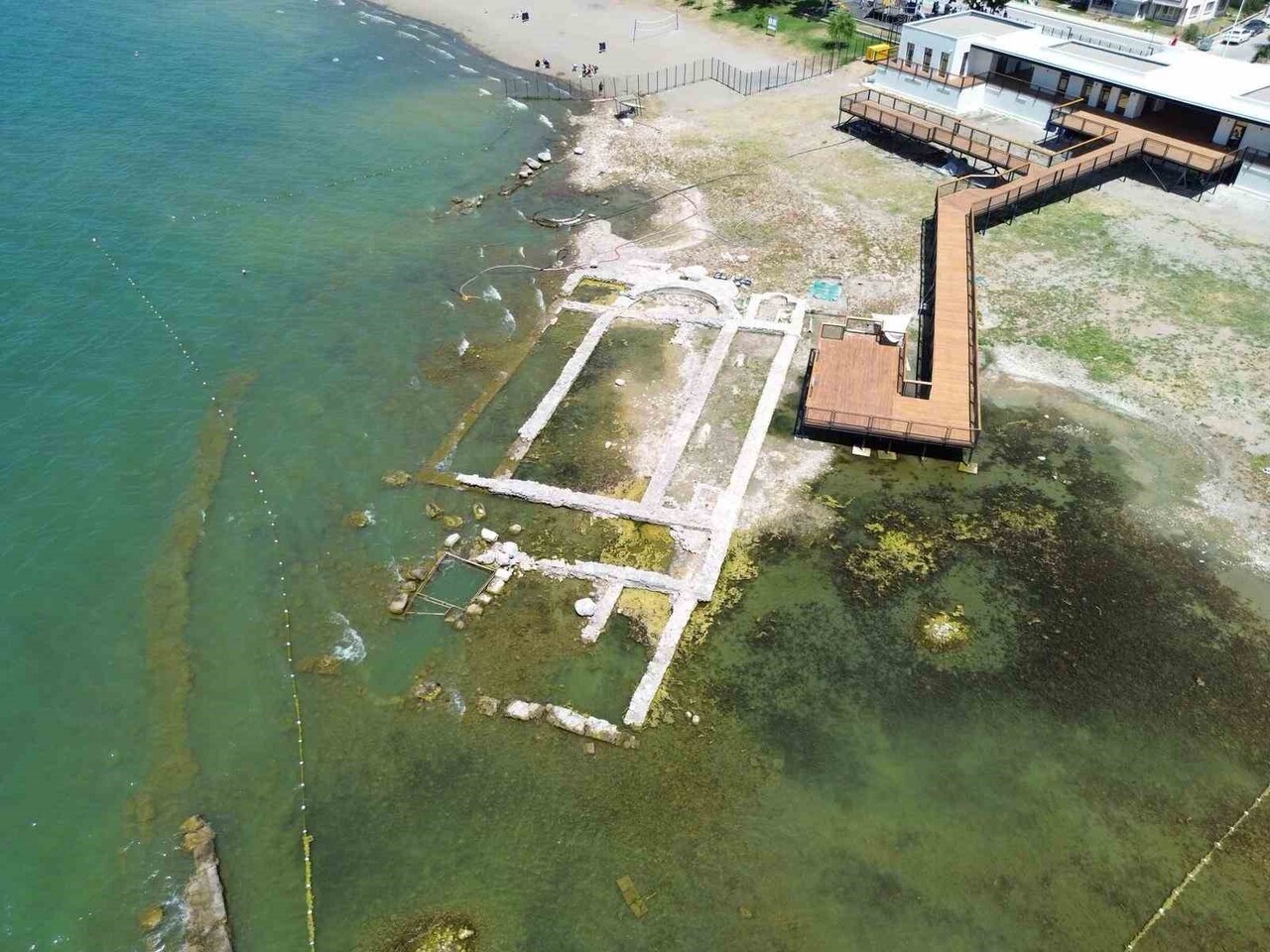 AZİZ NEOPHYTOS BAZİLİKASI'NIN KALINTILARI