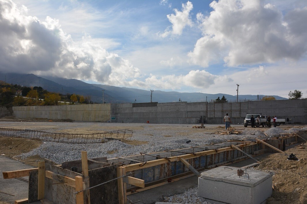 BABADAĞ BELEDİYE BAŞKANI MURAT KUMRAL, İLÇEDE ÇALIŞMALARI DEVAM EDEN SOSYAL TESİS VE SPOR SAHASI...