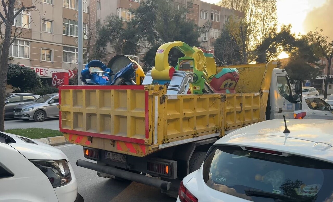 BAĞCILAR'DA 5 ÇOCUĞUN ELEKTRİK AKIMINA KAPILDIĞI PARK ZABITA EKİPLERİNCE SÜRESİZ MÜHÜRLENDİ....