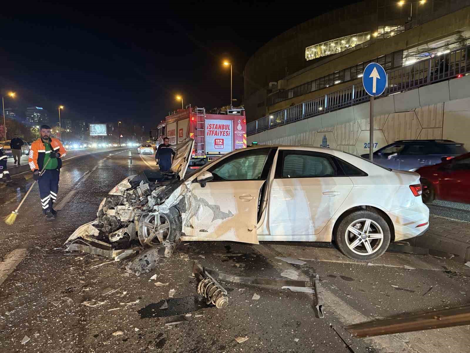 BAKIRKÖY’DE, KONTROLDEN ÇIKAN OTOMOBİL ÖNCE REKLAM PANOSUNA ARDINDAN KARŞI ŞERİTTEKİ ARACA ÇARPIP...
