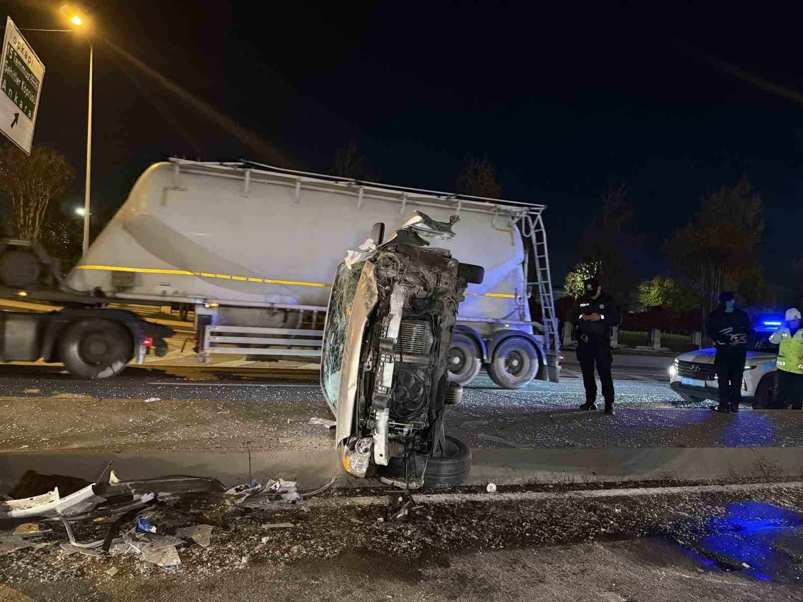 BAKIRKÖY’DE, KONTROLDEN ÇIKAN OTOMOBİL ÖNCE REKLAM PANOSUNA ARDINDAN KARŞI ŞERİTTEKİ ARACA ÇARPIP...