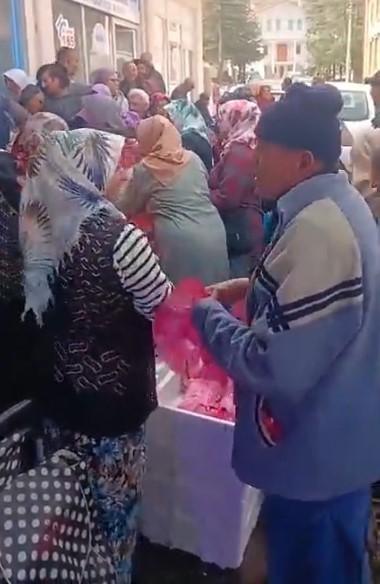 BALIĞIN BOL OLMASI SEBEBİYLE ESKİŞEHİR'DE BİR ESNAF HALKA BEDAVA HAMSİ DAĞITIRKEN, VATANDAŞLAR...