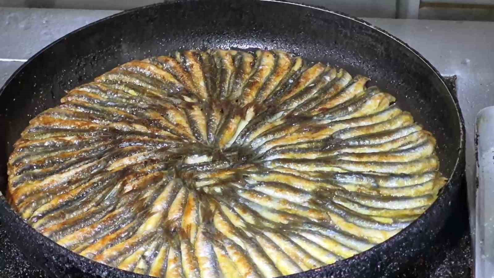 BALIK SEZONUNUN AÇILMASIYLA TEZGAHLARDA YAŞANAN HAMSİ BOLLUĞU, EVLERDE BALIK PİŞİRME TEKNİKLERİNİ...