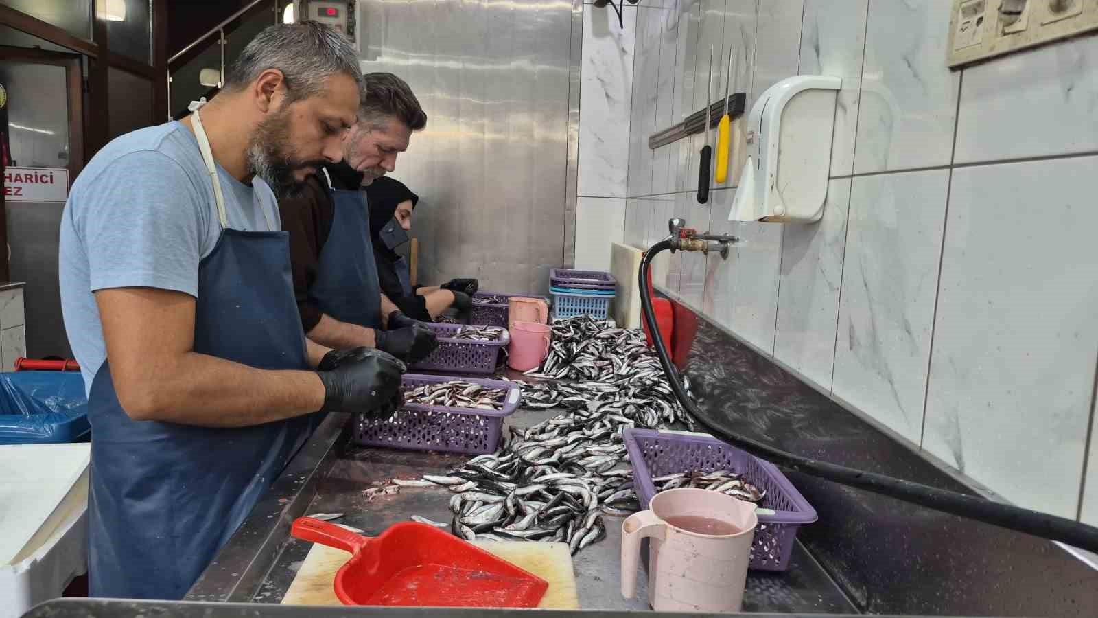BALIK SEZONUNUN AÇILMASIYLA TEZGAHLARDA YAŞANAN HAMSİ BOLLUĞU, EVLERDE BALIK PİŞİRME TEKNİKLERİNİ...