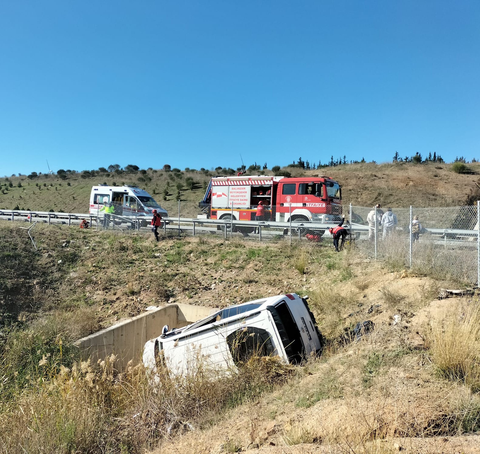 BALIKESİR'DE İZMİR-İSTANBUL OTOYOLUNDA MEYDANA GELEN TRAFİK KAZASINDA 1 KİŞİ YARALANDI.