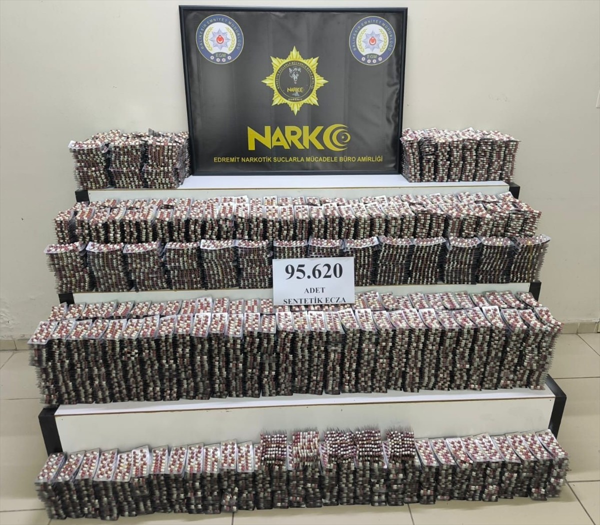 Balıkesir'in Burhaniye ilçesinde düzenlenen operasyonda 95 bin 620 uyuşturucu hap ele geçirildi...