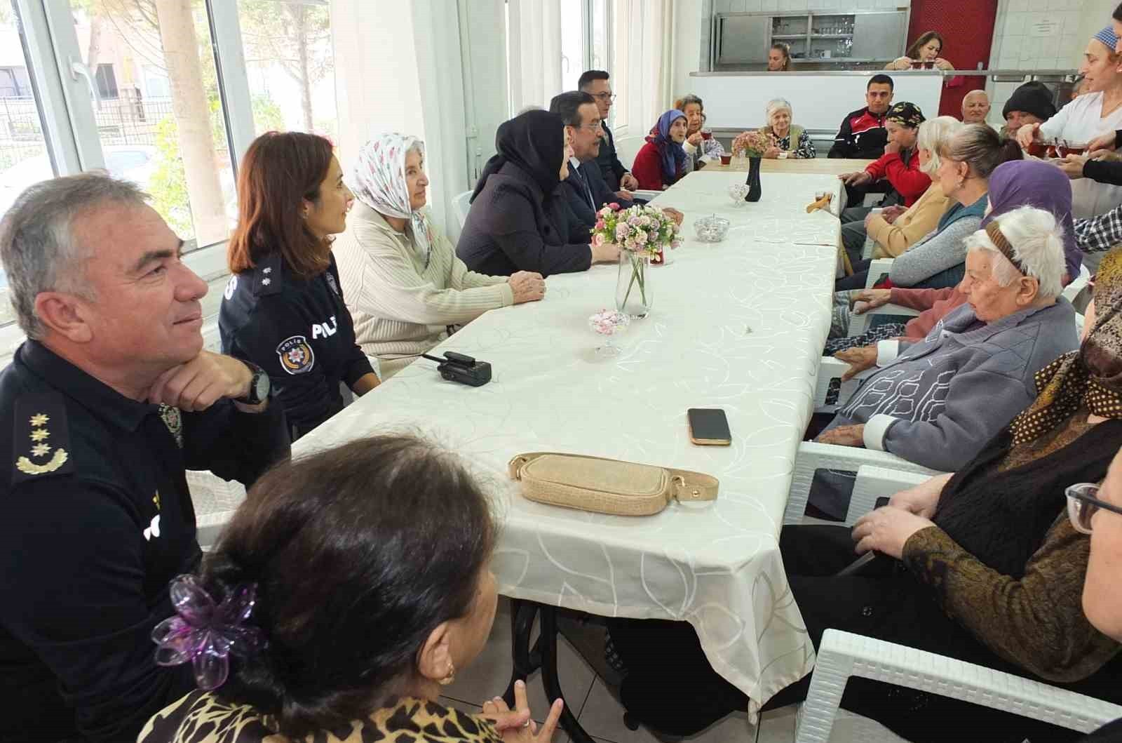 BALIKESİR'İN BURHANİYE İLÇESİNDE, KAYMAKAM CUMALİ ATİLLA VE EMNİYET MÜDÜRÜ FAİK KARABAŞ, KENAN...