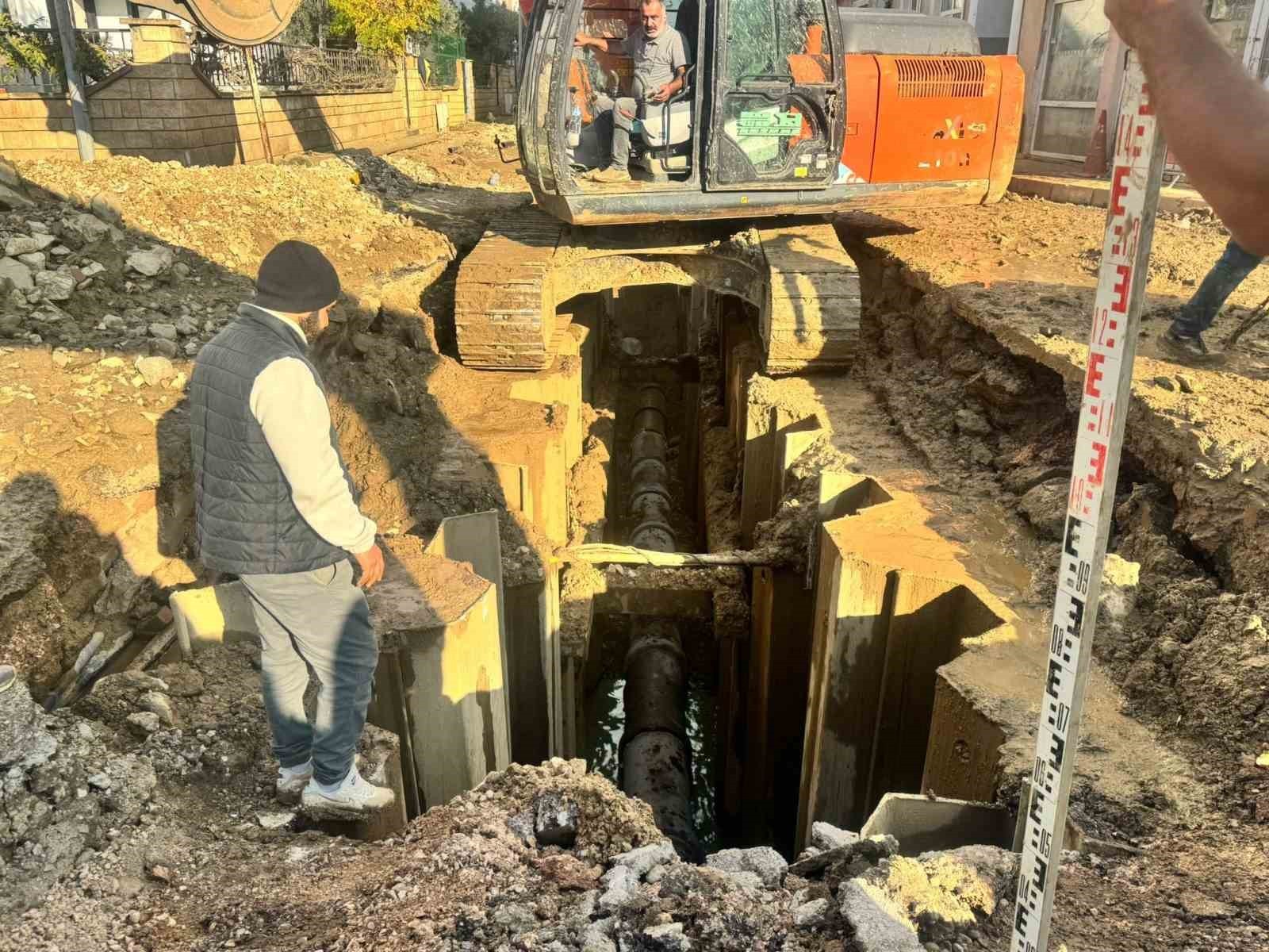 BALIKESİR'İN ERDEK İLÇESİNDE DEĞİŞMESİ GEREKEN BORULAR İÇİN ALTYAPI ÇALIŞMASI YAPILMASI İÇİN KAZMA...