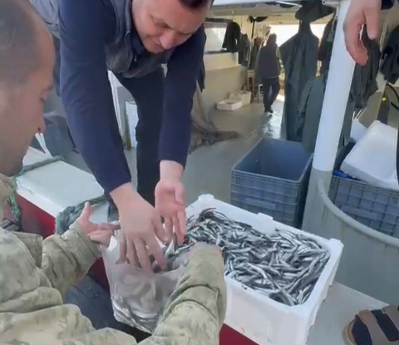 BALIKESİR'İN ERDEK İLÇESİNE BAĞLI PAŞALİMANI ADASI BALIKLI MAHALLESİ'NDE BALIKÇILAR, TEZGÂHLARDAKİ...