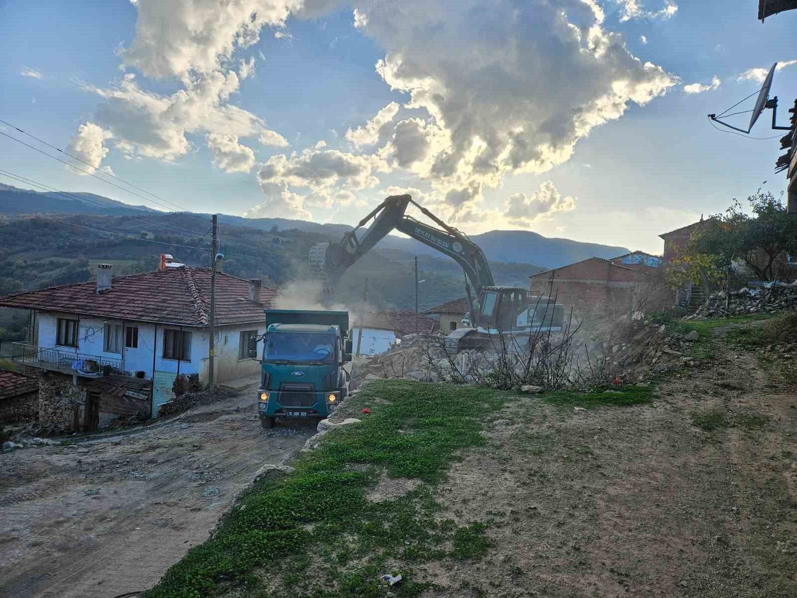 BALIKESİR'İN SINDIRGI İLÇESİNDE 27 EKİM'DE MEYDANA GELEN 6 BÜYÜKLÜĞÜNDEKİ DEPREMİN ARDINDAN...